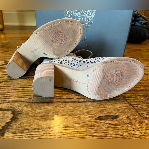 Womens Vince Camuto Trevan Cutout Lace Up Ankle Boots, Smoke Cloud - Picture 4 of 5